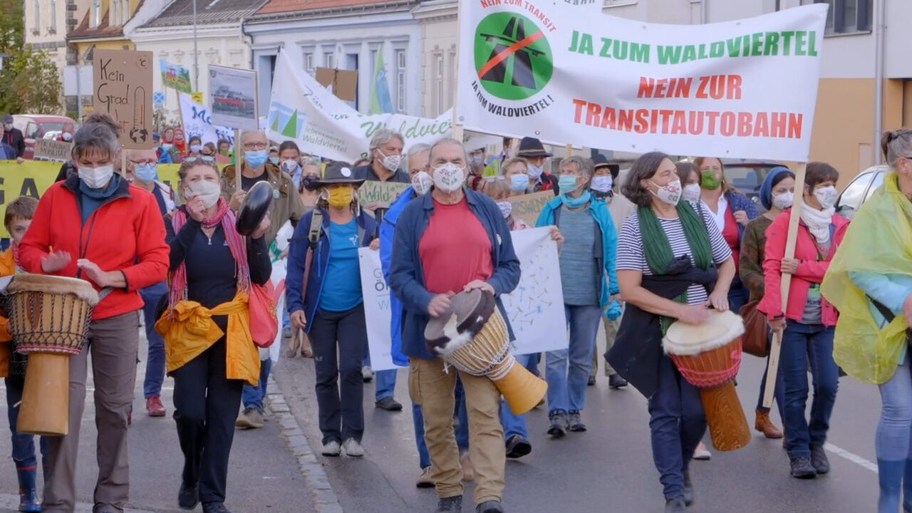 Ein Demozug gegen die Waldviertel Autobahn - der Ursprung der Klimabewegung Waldviertel