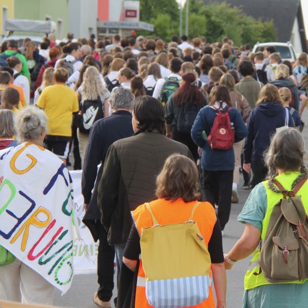 Ein Demozug bei Bühne frei für Klimaschutz in Gmünd