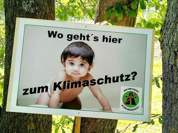 Plakat auf dem ein Kind fragt: wo gehts hier zum Klimaschutz?